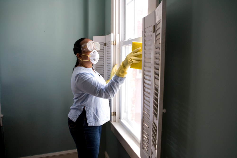 Radon testing device set up in a home's lower level